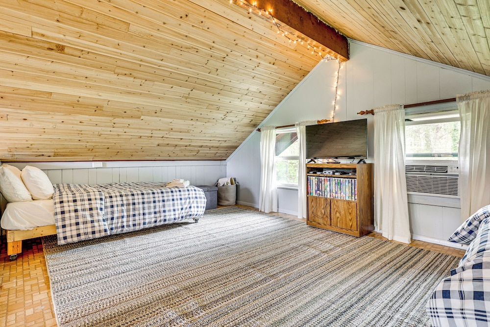 11 Mi to Massanutten: Peaceful Cabin w/ Deck