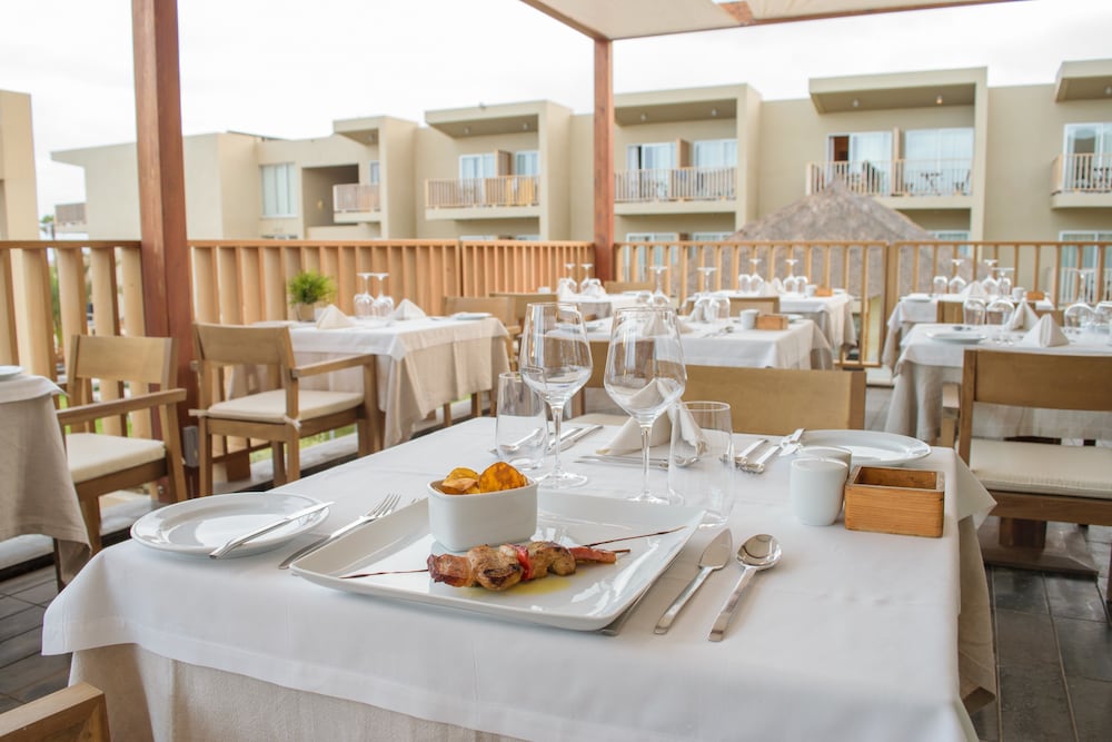 Hotel Oasis Salinas Sea