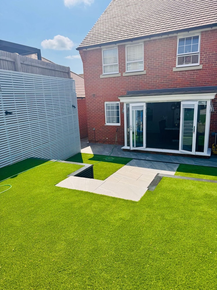 Luxurious Majestic 4 Bedroom- Free Parking