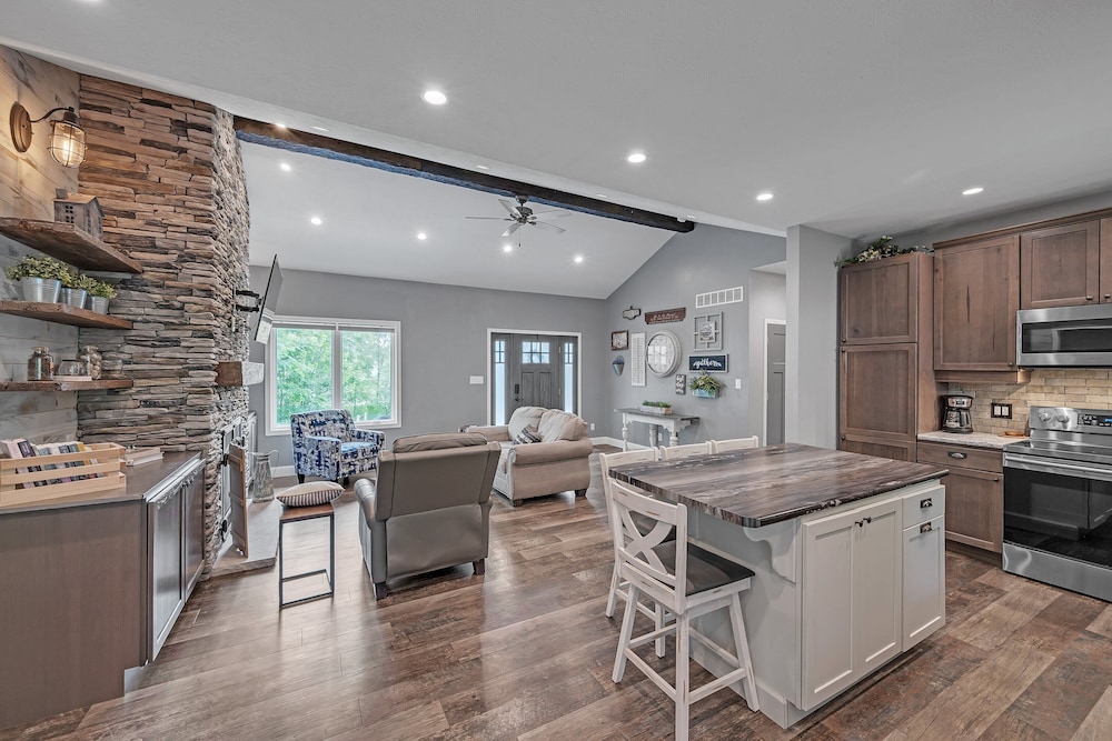 Lakeside Retreat With Hot Tub & Game Room 3 Bedroom Home