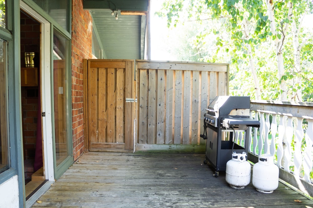 4 bedroom Blue Mountain Cottage with Private Beach Access, BBQ, Petfriendly