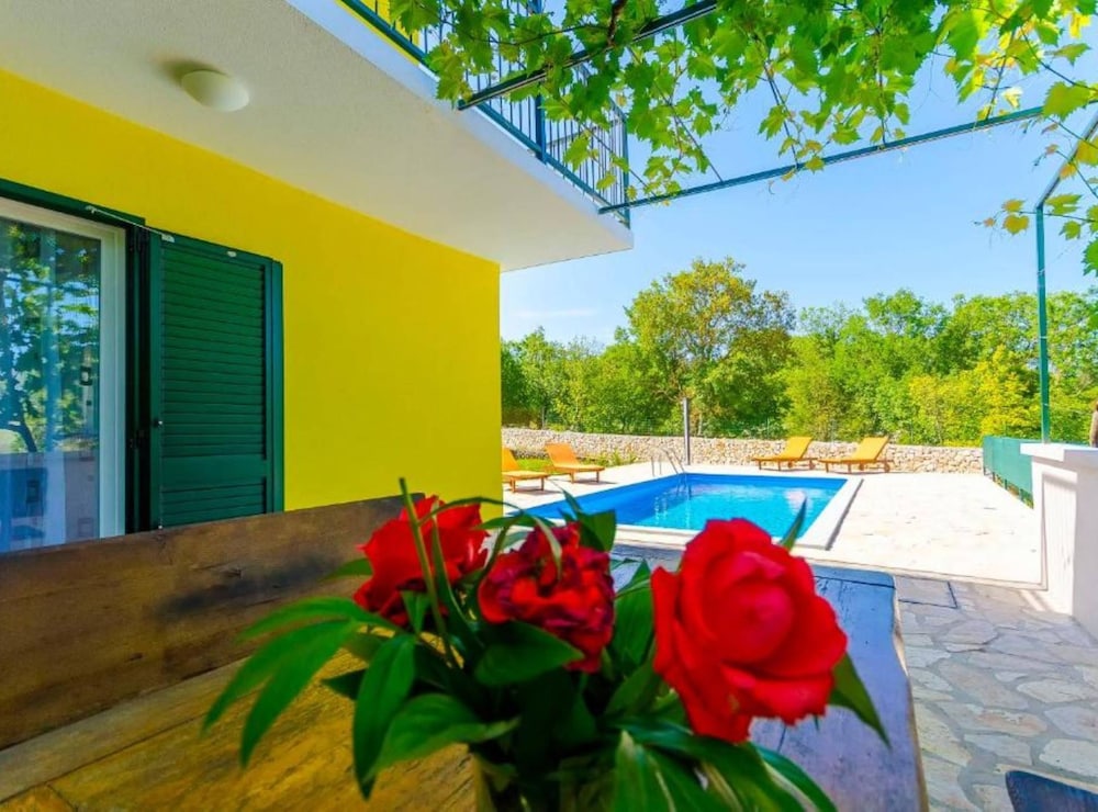Tranquil Oasis Holiday Home Primorski Dolac With Pool