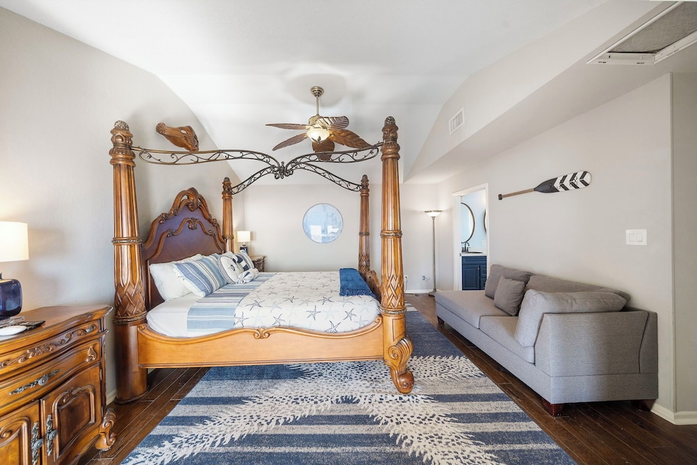 Captain's Manor by Ryson Vacation Rentals