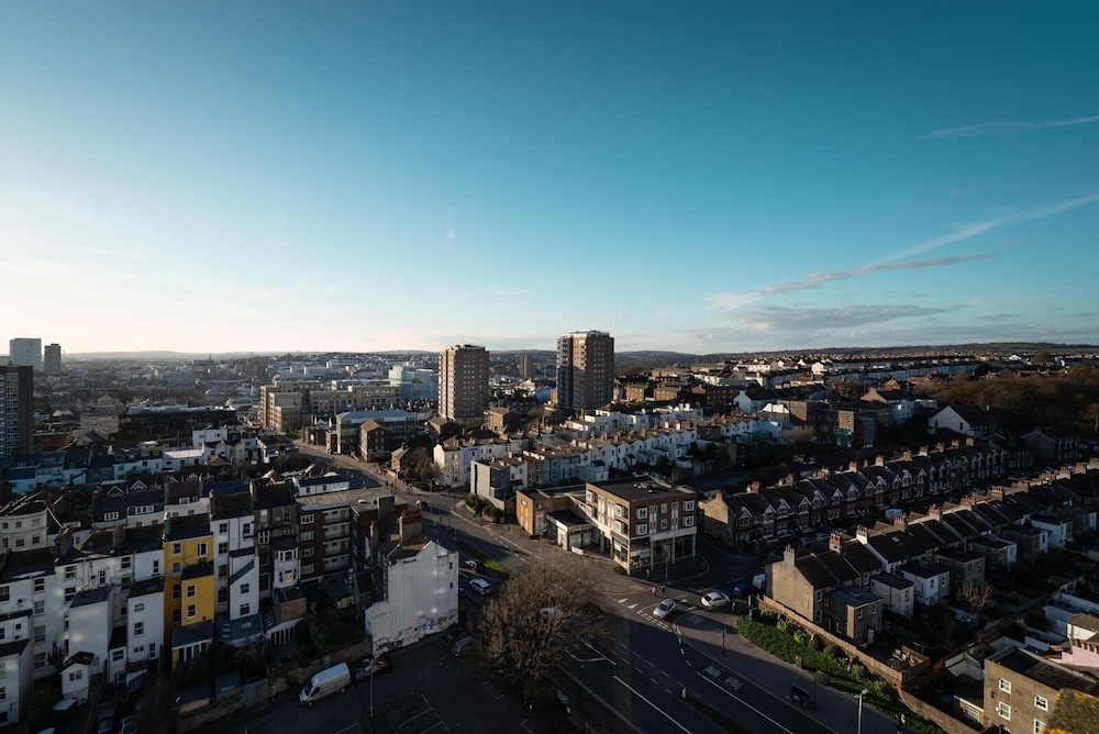 Central Brighton 1-bedroom Flat Modern & Bright Walk to Beach Sleeps 2