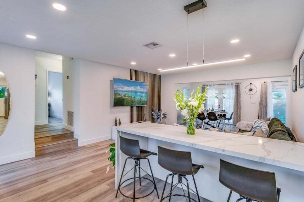 Friendly Fox Luxury Pool & Spa - Near Dt & Beach 4 Bedroom Home