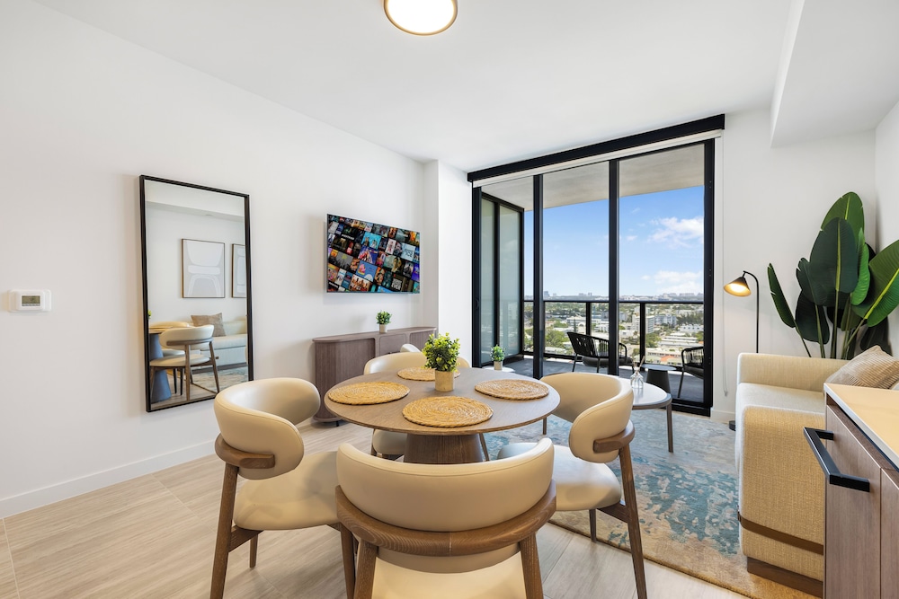 Luxury Condo W Views Near Miami Beach