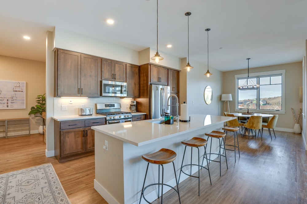 Winter Park Condo w/ Balcony ~ 4 Mi to Slopes