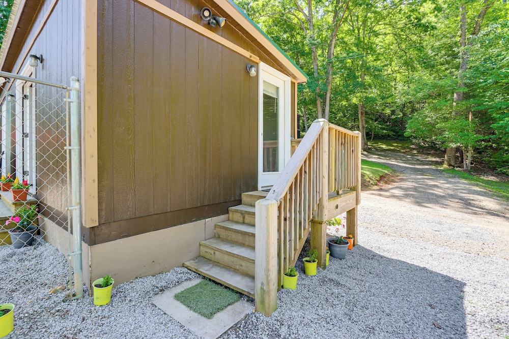 Cozy + Convenient Blairsville Cabin w/ Deck!