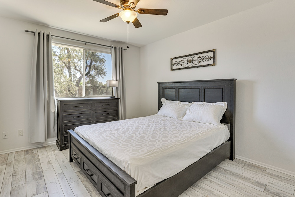 2 Mi to Old Town & Mall: Townhome w/ Pool Access!