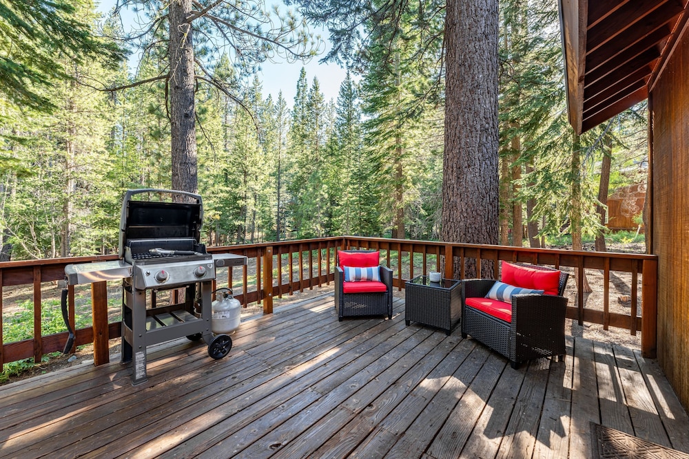 Whiskey Springs by Avantstay Classic Cabin Near Tahoe Donner Ski Area