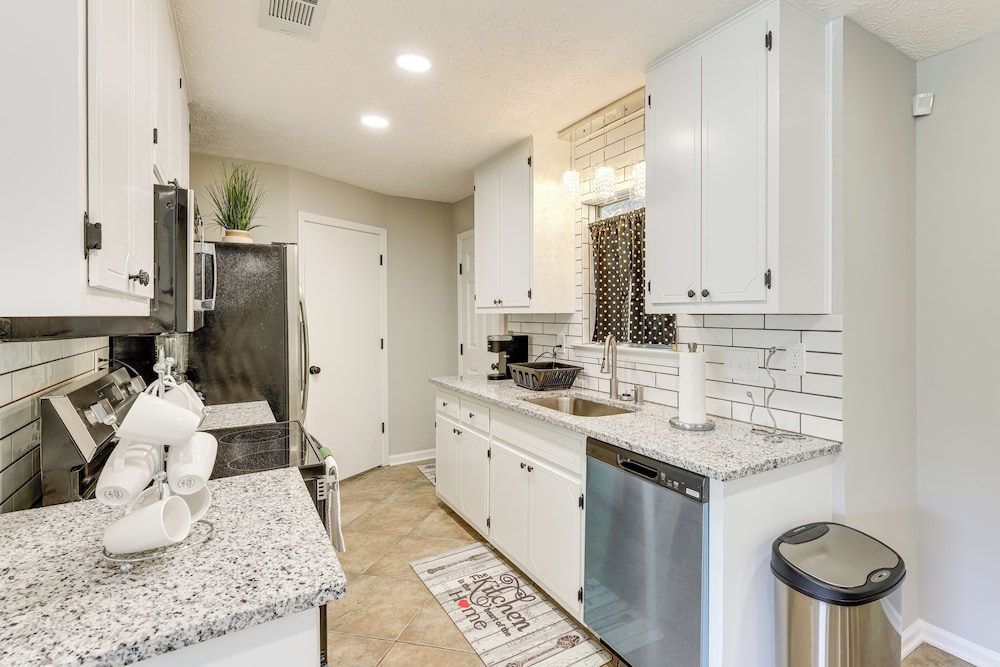 Centrally Located Prattville Home: 2 Mi to Dwtn