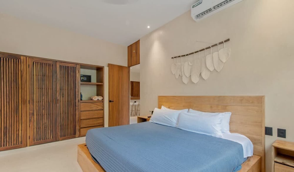 Spacious 3 Br. W/private Pool Exclusive Gym