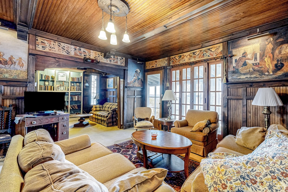 6BR Lakefront Estate w/ Private Piers & Patios