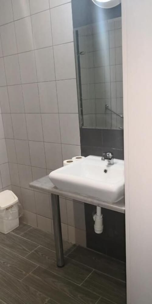 FREE PARKING, FREE BREAKFAST, only 15 minutes to City Center