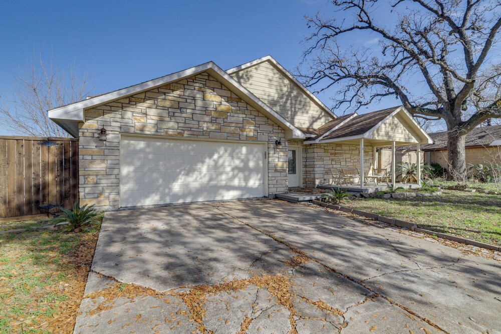 Pool Table & Patio w/ Bar: Spacious Houston Gem!