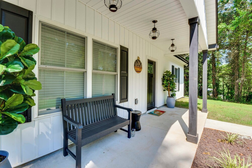 1 Mi to Lake Hartwell: Updated Retreat w/ Patio!
