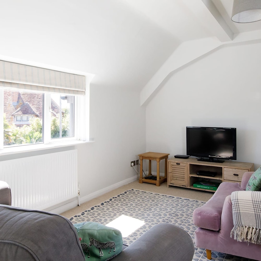Beach House With Pool in West Wittering