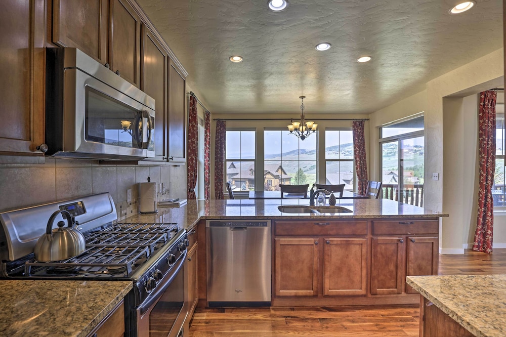 Deluxe Granby Ranch Hillside Home: Private Hot Tub