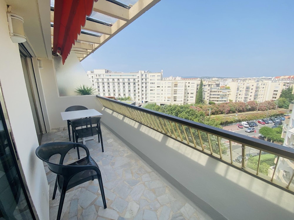 Stylish one Bedroom Apartment in Central Cannes Just off the Croisette and Near Beaches - 680