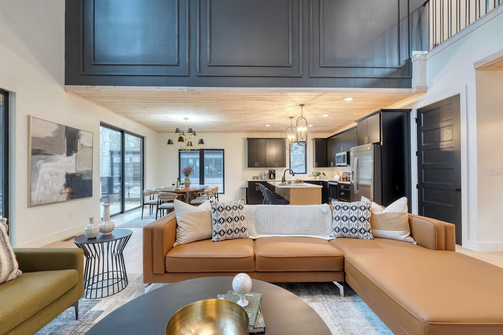 Kings Crown by Avantstay Indoor Pool, Hot Tub, Firepit, Theater All-season Retreat