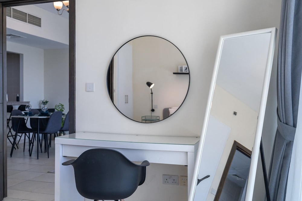 Refined 1BR Retreat in The Point Tower - Marina