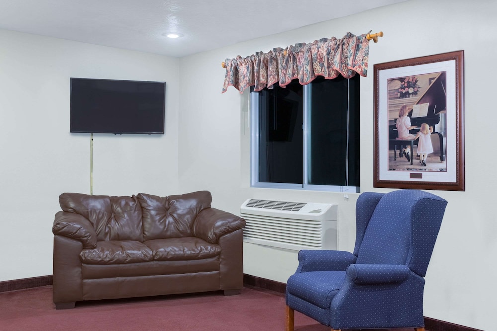 Super 8 by Wyndham Blackfoot view 2