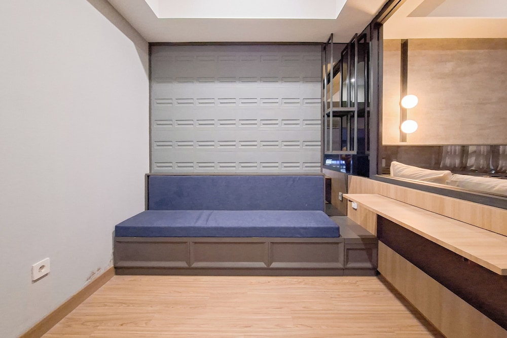 Well Furnished 1Br At Collins Boulevard Apartment
