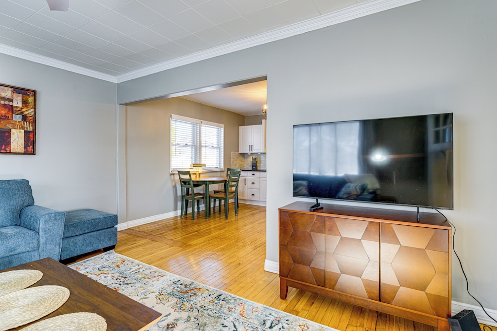 < 1 Mi to Dtwn Clawson! Family Retreat w/ Yard