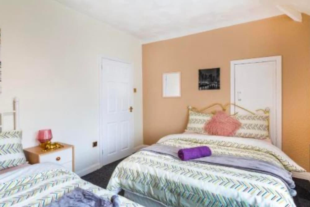 City Home 2bed Wi-fi Garage Parking Free Snacks