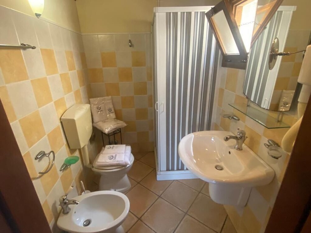 ONE WAY ROOMS
