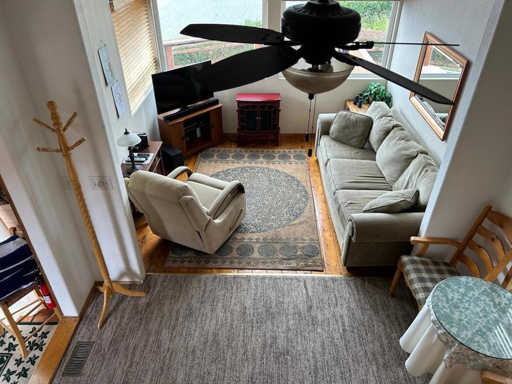 Oceanfront Cabin 3 w Jacuzzi Impressive Views