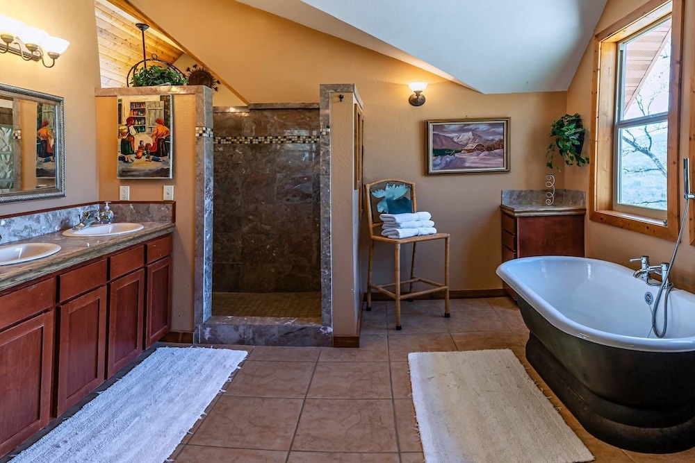 Ashland Vacations - Sunset Chalet - 2600 Sq.ft. Multi-seasonal Retreat - Property Image 13