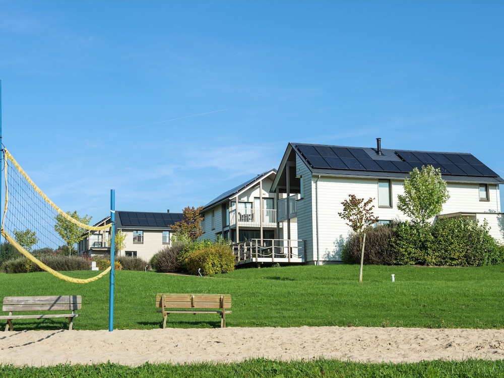 Comfortable Villa With Stove, Located in a Lake Area view 4