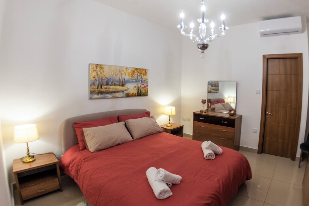 Cosy APT in Sliema- 2 mins walk from sea