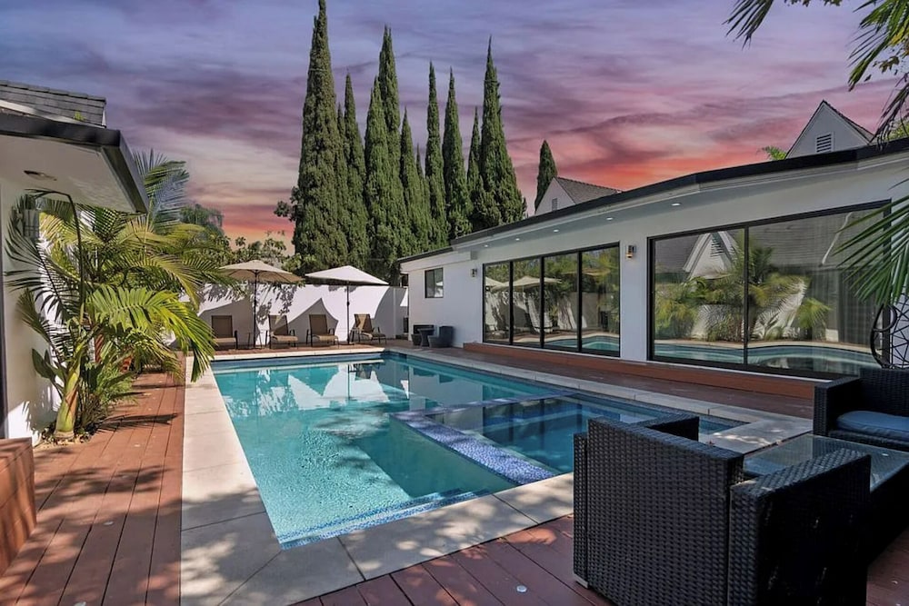 Mansfield Modern - Ultimate Entertainers Oasis With Guest House - Image 1