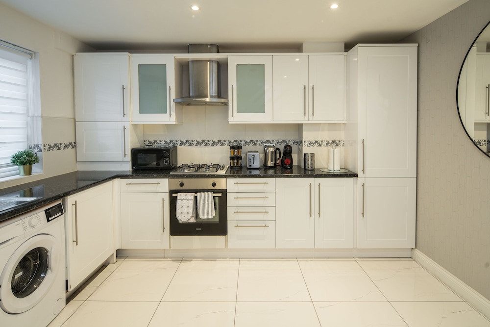 Charming 2-bed House in Central