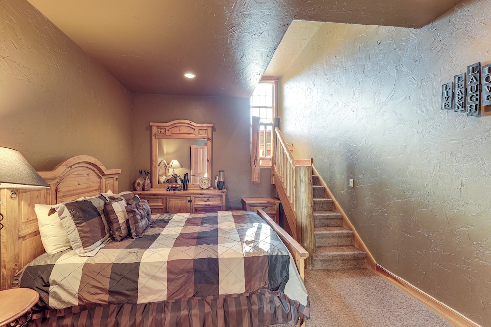 Ski-in/out, Hot Tub: Spacious Retreat in Whitefish