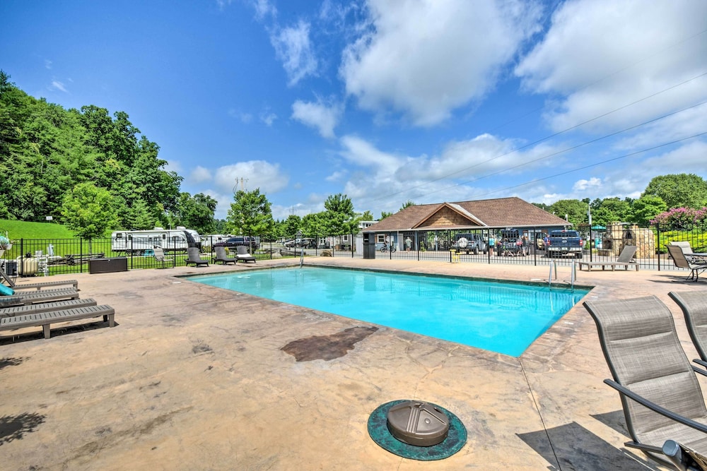 Lakeside Tiny Home Retreat w/ Pool & Hot Tub