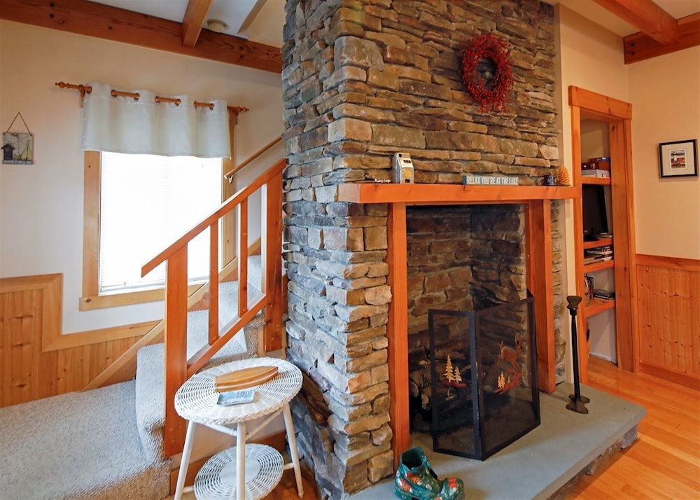 Cozy Cove Cottage Limit 6 3 Bedroom Cottage by RedAwning view 4