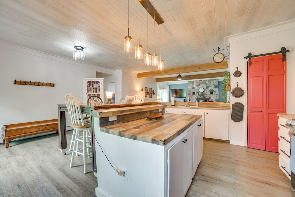 Updated Cabin w/ 2 Suites, Fire Pit & Forest Views
