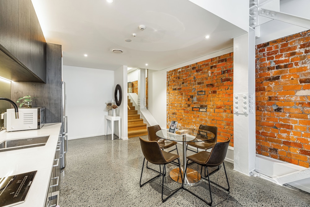 Downtown CBD Apt | Central Walkable | Zodiak Stays