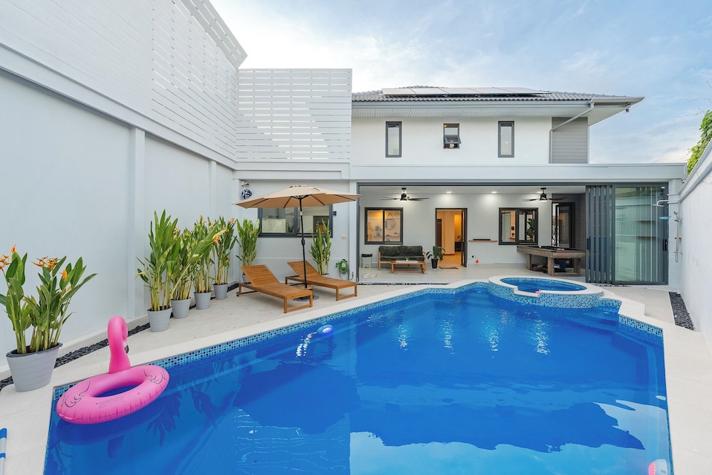 Pool Villa Bathtub Pool Table V215