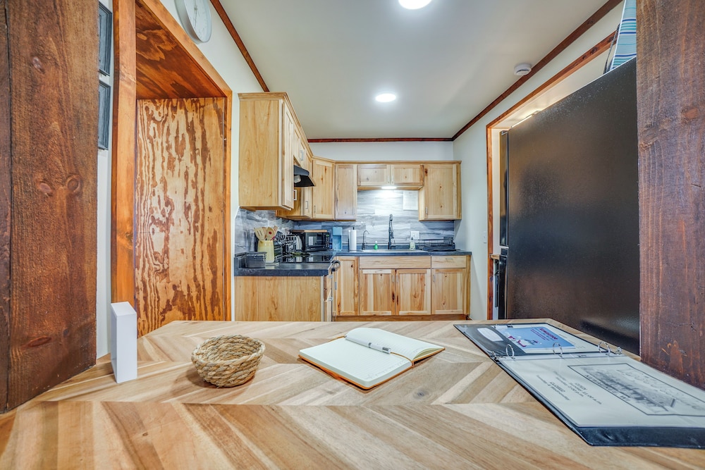 3 Mi to Lake Michigan: Charming Kewaunee Hideaway