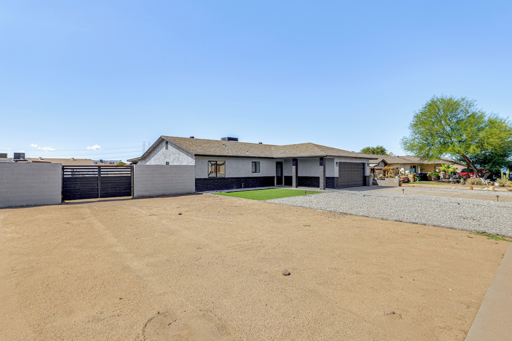 3 Mi to Desert Diamond Arena: Peoria Home w/ Yard!