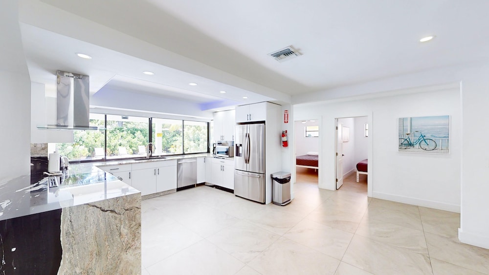 Villa Shapira 6BR Luxurious Designer Home With Heated Pool