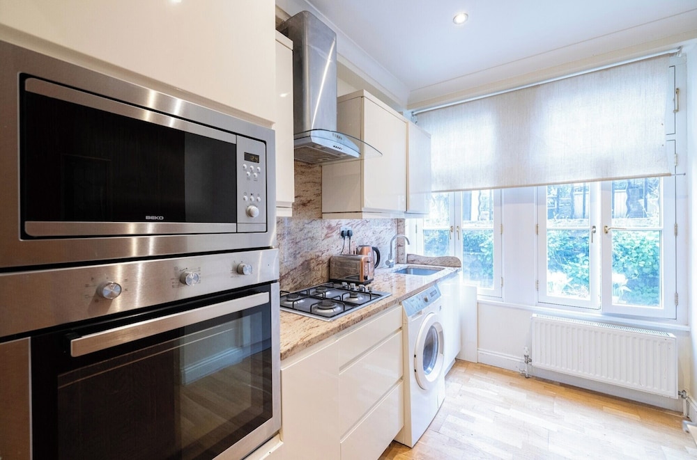 Chic London Apartment in Brown Hart Gardens