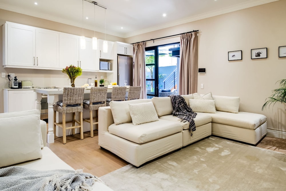 Camps Bay 4bed Villa w Pool Luxe on Central