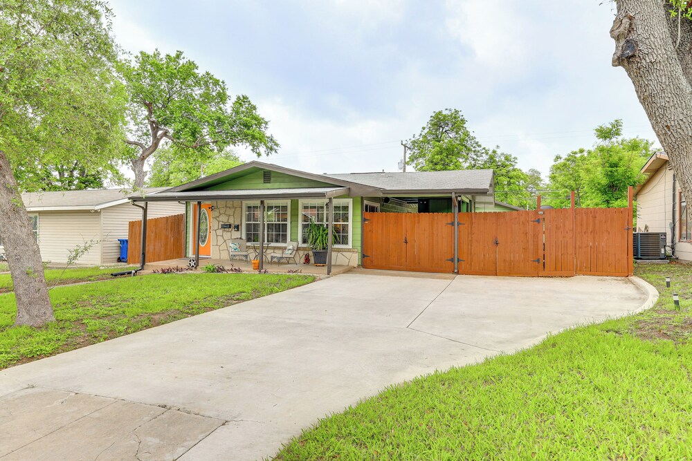 7 Mi to Dtwn San Antonio: Charming Home w/ Yard