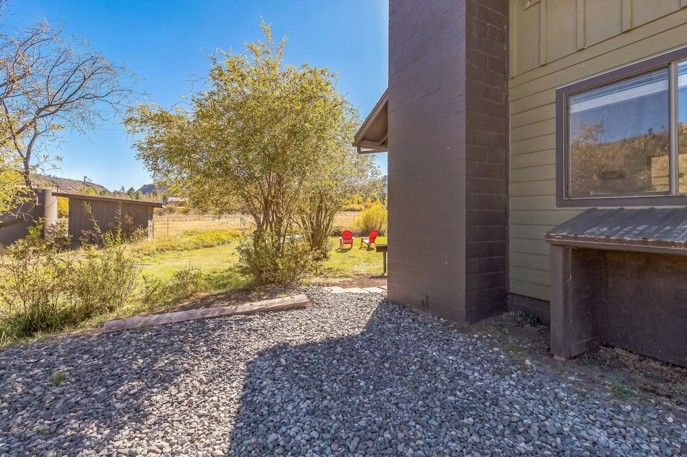 Cozy Cabin Retreat With Scenic Views 2 Bedroom Cabin