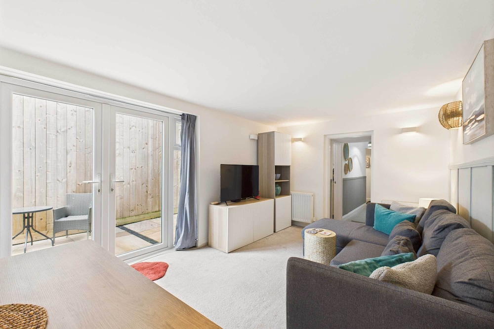 Host Stay Surf Jewel